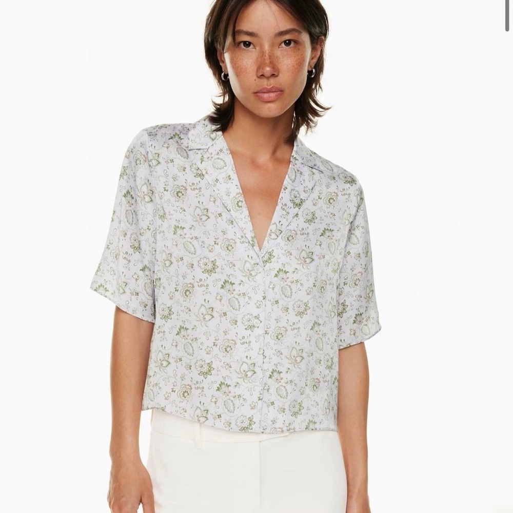 Aritzia Short Sleeve Floral Button-Front Blouse in White and Light Green